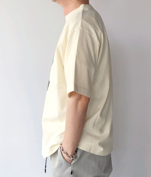 blurhms ROOTSTOCK/b-ROOTSTOCK 88/12 Print Tee WIDE (IVORY)