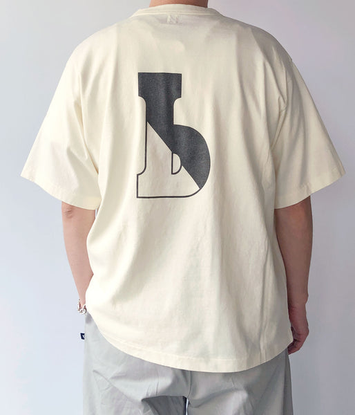 blurhms ROOTSTOCK/b-ROOTSTOCK 88/12 Print Tee WIDE (IVORY)