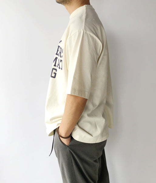 blurhms ROOTSTOCK/NOT-WASHING-TON 88/12 Print Tee WIDE (IVORY)