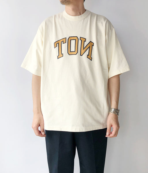 blurhms ROOTSTOCK/NOT-PRINCE 88/12 Print Tee WIDE (IVORY)