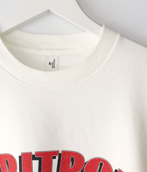 blurhms ROOTSTOCK/BRITPOP Print Tee WIDE (WHITExRED)