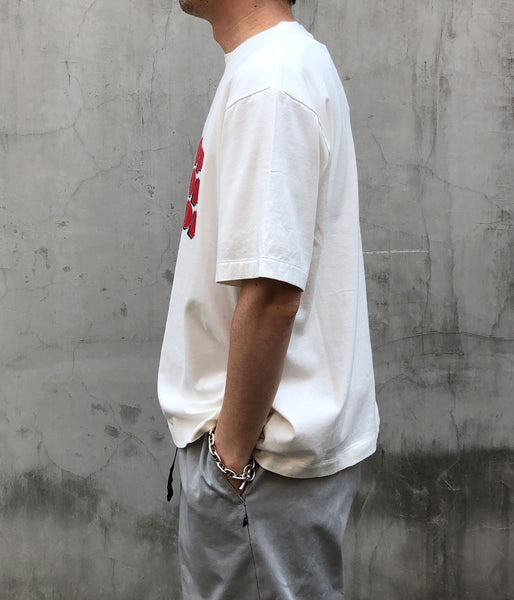 blurhms ROOTSTOCK/BRITPOP Print Tee WIDE (WHITExRED)