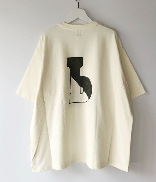 blurhms ROOTSTOCK/b-ROOTSTOCK 88/12 Print Tee WIDE (IVORY)