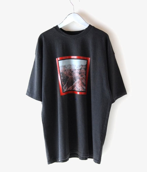 MAISON EUREKA/SOUVENIR TEE 3 RED CITY (BLACK)