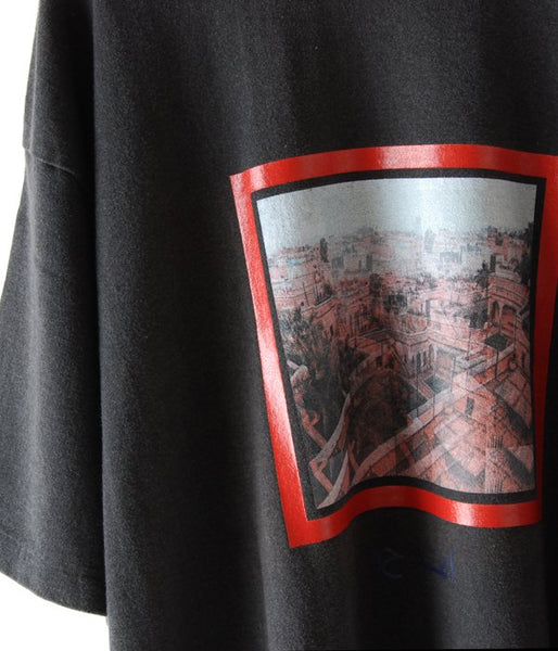 MAISON EUREKA/SOUVENIR TEE 3 RED CITY (BLACK)