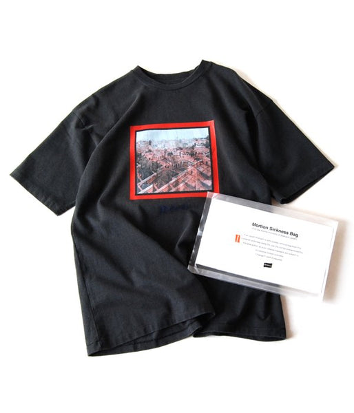 MAISON EUREKA/SOUVENIR TEE 3 RED CITY (BLACK)