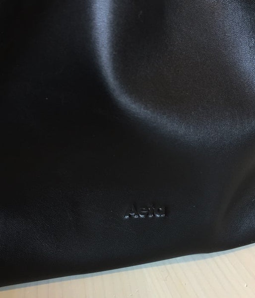 Aeta/COW KIP LEATHER POUCH S (BLACK)