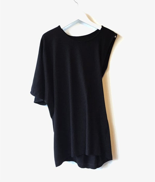 MM6 MAISON MARGIELA/ASYMMETRY SLEEVE BACK DRAPE TEE (BLACK)