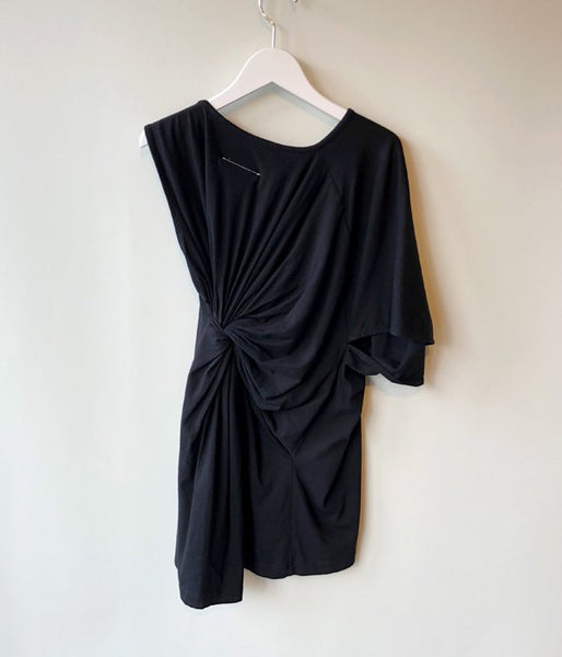 MM6 MAISON MARGIELA/ASYMMETRY SLEEVE BACK DRAPE TEE (BLACK)