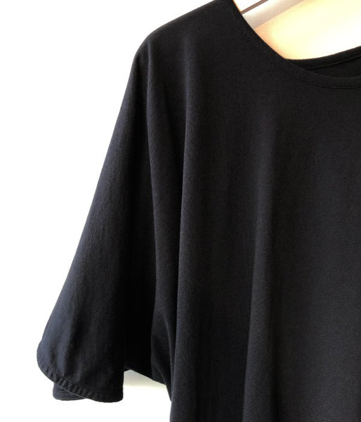 MM6 MAISON MARGIELA/ASYMMETRY SLEEVE BACK DRAPE TEE (BLACK)