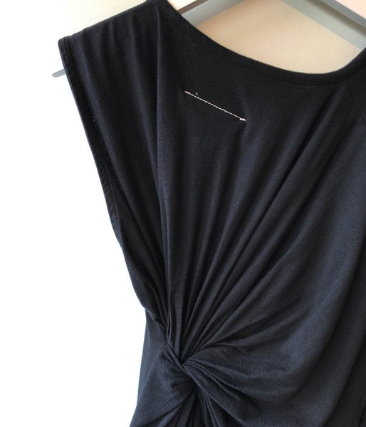 MM6 MAISON MARGIELA/ASYMMETRY SLEEVE BACK DRAPE TEE (BLACK)