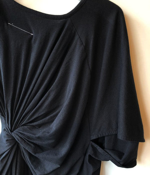 MM6 MAISON MARGIELA/ASYMMETRY SLEEVE BACK DRAPE TEE (BLACK)