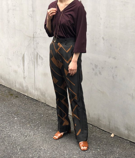 FUMIKA_UCHIDA/V-NECK THREE-QUARTER-SLEEVE TOP (BROWN)