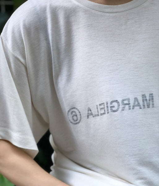 MM6 MAISON MARGIELA/INSIDEOUT LOGO TEE(WHITE)