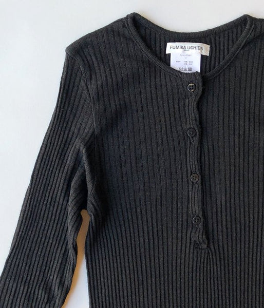 FUMIKA_UCHIDA/WOOL/SILK_NEEDLE DRAWING HENLEY-NECK(FADE BLACK)