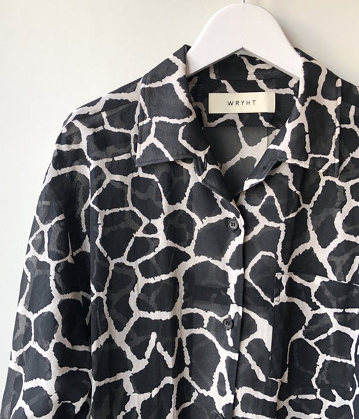 WRYHT/ONE-PIECE COLLAR BLOUSE(GIRAFFE/BLACK)