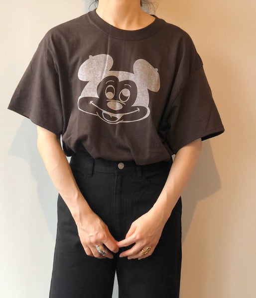 CALIFORNIA STORE/AKKY TEE(DARKBROWN)