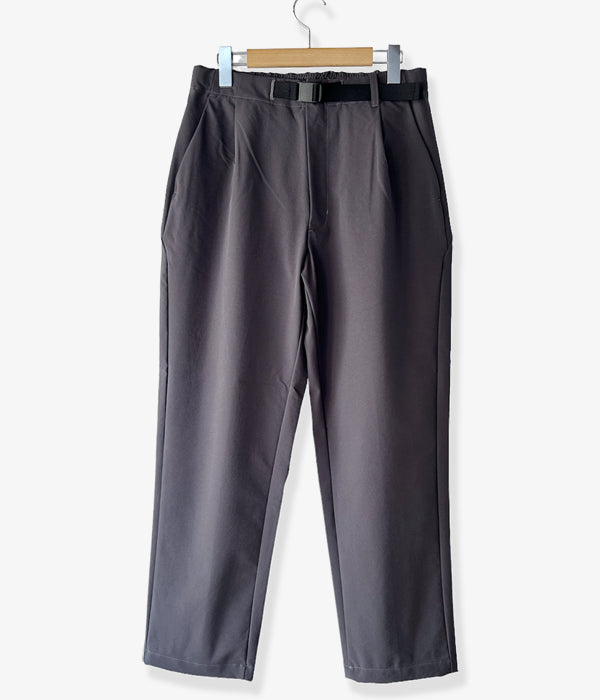 Goldwin/ONE TUCK TAPERED STRETCH PANTS (ASPHALT)