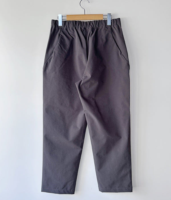 Goldwin/ONE TUCK TAPERED STRETCH PANTS (ASPHALT)