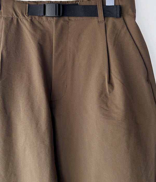 Goldwin/ONE TUCK TAPERED STRETCH PANTS (TAUPE BROWN)