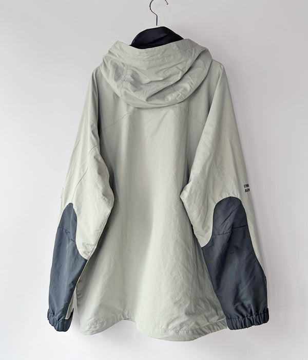 DESCENDANT/VERSANT NYLON ANORAK (GRAY)