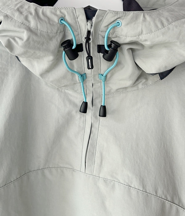 DESCENDANT/VERSANT NYLON ANORAK (GRAY)