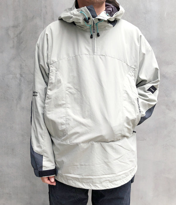 DESCENDANT/VERSANT NYLON ANORAK (GRAY)