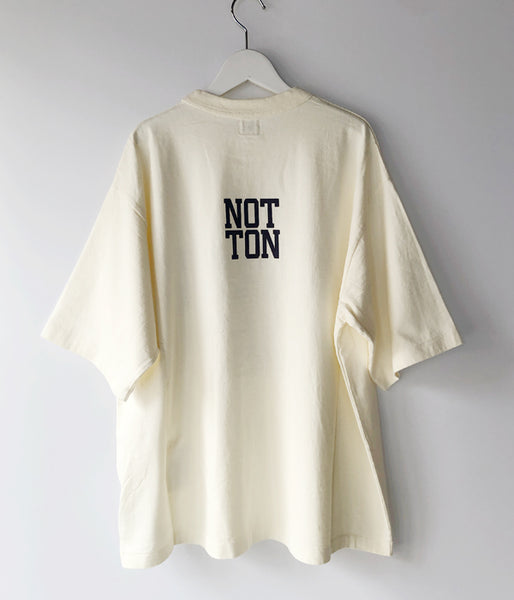 blurhms ROOTSTOCK/NOT-WASHING-TON 88/12 Print Tee WIDE (IVORY)