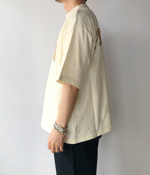 blurhms ROOTSTOCK/NOT-PRINCE 88/12 Print Tee WIDE (IVORY)