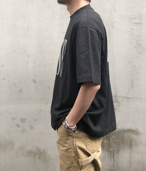 blurhms ROOTSTOCK ILLI-NOISE Tシャツ ブラック　4 blurhms ROOTSTOCK/ILLI-NOISE Print Tee WIDE (BLACK)