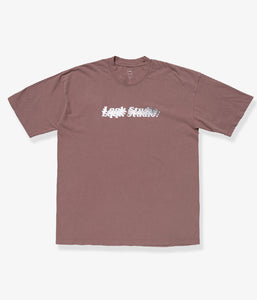 LQQK Studio/STACKED LOGO IRIDESCENT TEE (MAUVE)