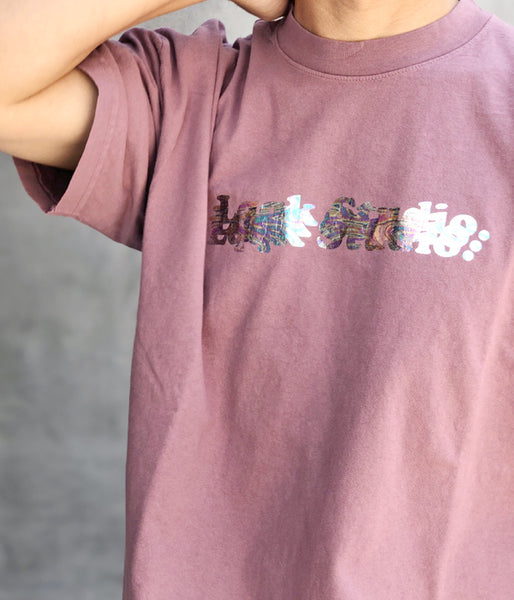 LQQK Studio/STACKED LOGO IRIDESCENT TEE (MAUVE)