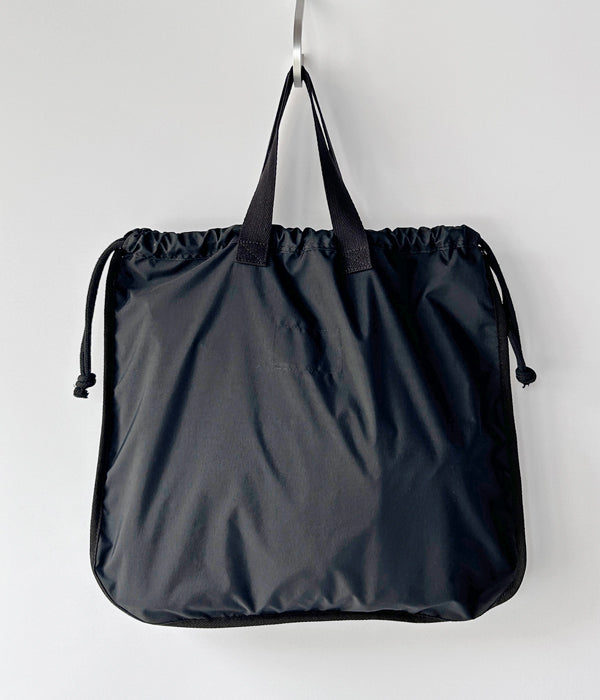 【MHL.】マーガレットハウエル リサイクルナイロンバッグ ブラック　L MHL./RECYCLE NYLON TAFFETA DRAWSTRING BAG L
