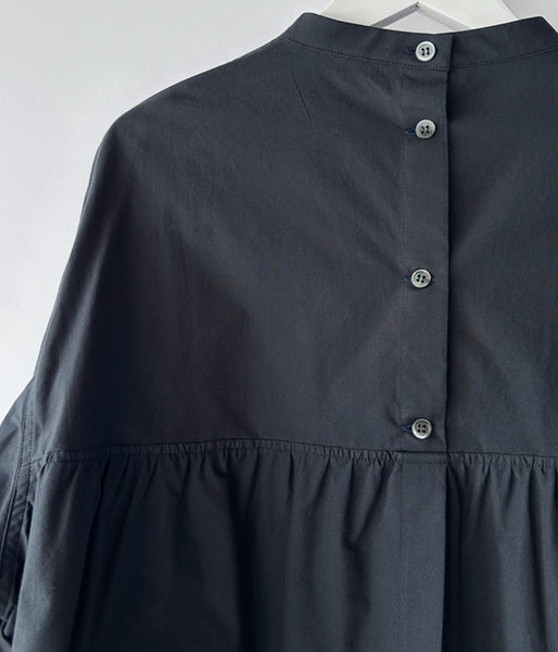 holk/BACK BUTTON BLOUSE (NAVY)