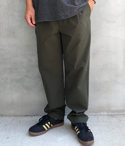 Goldwin/ONE TUCK TAPERED STRETCH PANTS (OLIVE GREEN)