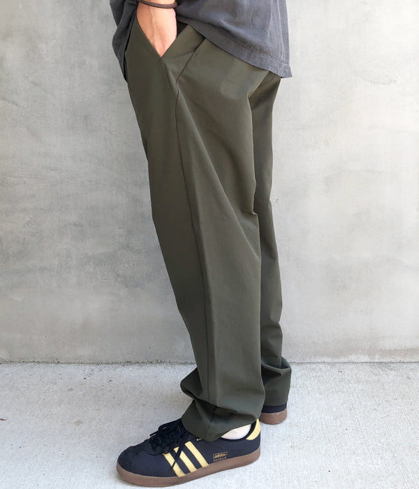 Goldwin/ONE TUCK TAPERED STRETCH PANTS (OLIVE GREEN)