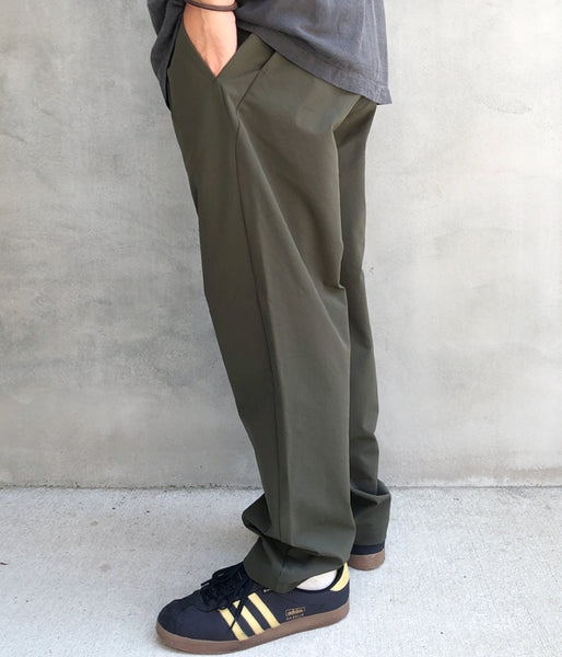 Goldwin/ONE TUCK TAPERED STRETCH PANTS (OLIVE GREEN)