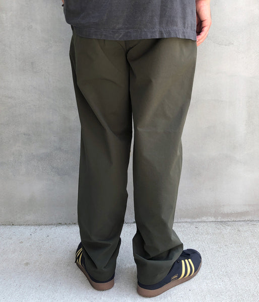 Goldwin/ONE TUCK TAPERED STRETCH PANTS (OLIVE GREEN)