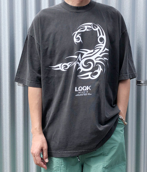 LQQK Studio/SCORPION S/S TEE (WASHED BLACK)