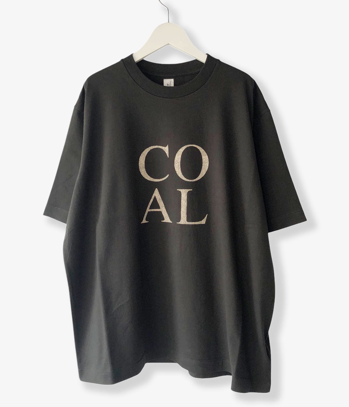 blurhms ROOTSTOCK/COAL Print Tee WIDE (BLACK)