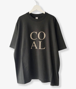 blurhms ROOTSTOCK/COAL Print Tee WIDE (BLACK)