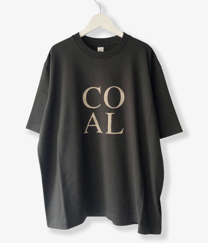 blurhms ROOTSTOCK/COAL Print Tee WIDE (BLACK)
