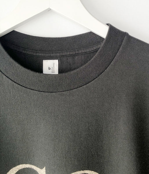 blurhms ROOTSTOCK/COAL Print Tee WIDE (BLACK)
