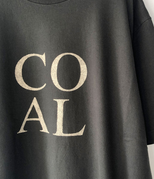 blurhms ROOTSTOCK/COAL Print Tee WIDE (BLACK)