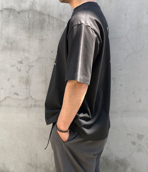 blurhms ROOTSTOCK/COAL Print Tee WIDE (BLACK)