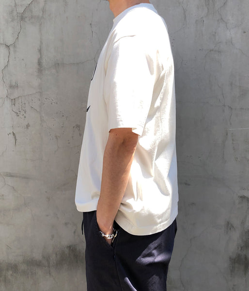 blurhms ROOTSTOCK/COAL Print Tee WIDE (WHITE)