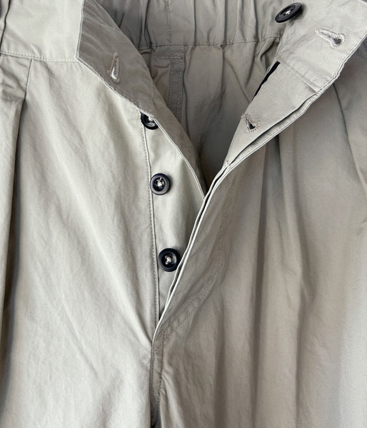 MHL./FINE COMPACT COTTON POPLIN TROUSERS (TAUPE)