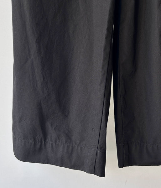 MHL./FINE COMPACT COTTON POPLIN TROUSERS (BLACK)