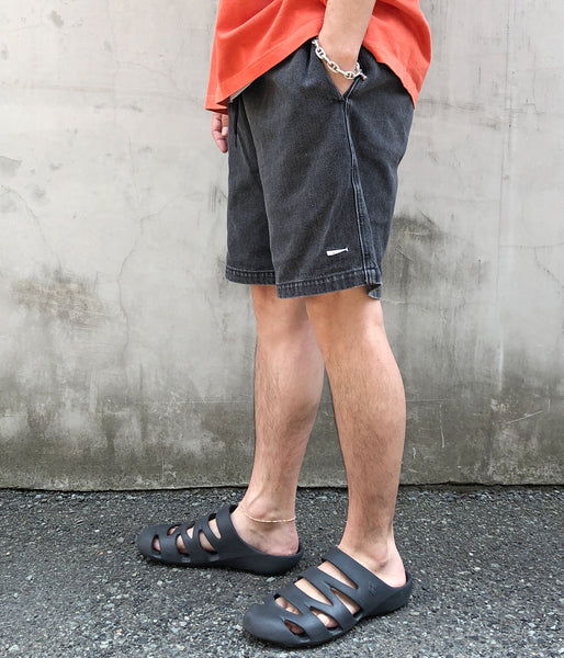 DESCENDANT/SHORE DENIM BEACH SHORTS (BLACK)