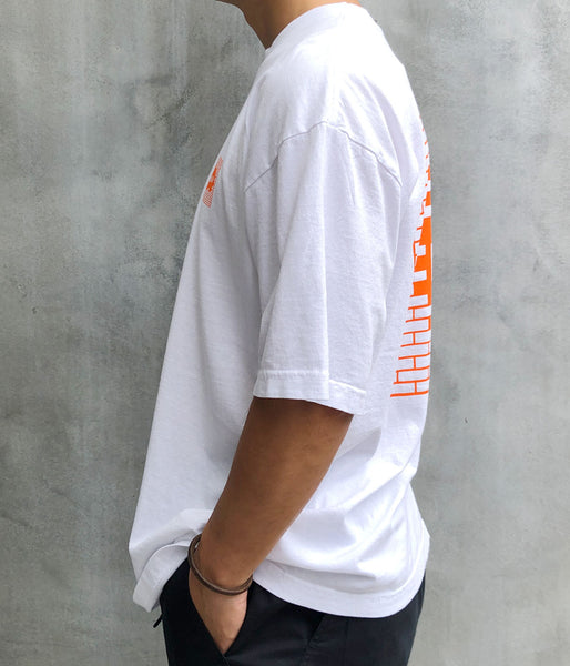 LQQK Studio/BRICK LOGO TEE (WHITE ORANGE)